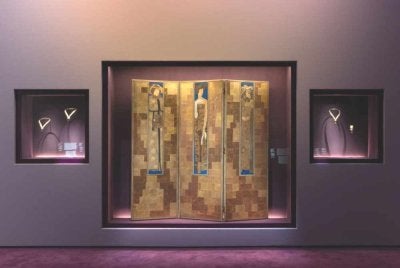 Gambar pameran yang dipaparkan di laman web muzium menunjukkan kalung tersebut berada di dalam bekas pameran kaca. Foto laman web MAK