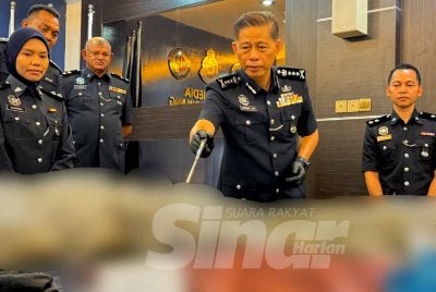 Dennis (dua dari kanan) menunjukkan dadah yang dirampas dalam beberapa operasi sepanjang Ogos ini. Foto SINARHARIAN/SYAJARATULHUDA MOHD ROSLI