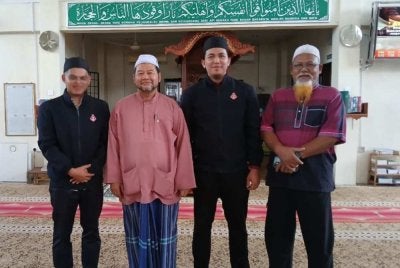 Khairul Anuar (dua dari kiri) bersama jemaah yang aktif mengimarahkan Masjid Al - Munir. Foto ihsan Masjid Al - Munir