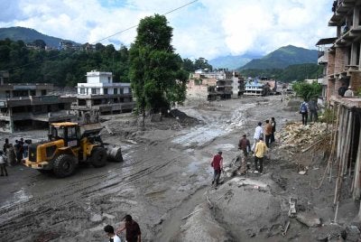 Bencana banjir yang melanda pagi Rabu itu telah meragut lebih 400 nyawa manakala lebih 800 lagi termasuk ratusan pelancong asing belum ditemui. Foto AFP
