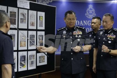 Ab Rahaman (depan, dua dri kanan) menunjukkan gambar lokasi kemalangan ketika sidang akhbar di IPK Johor pada Jumaat.