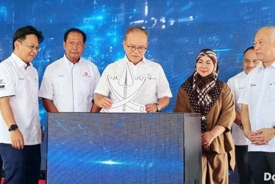 Wan Rosdy menyempurnakan gimik perasmian Majlis Penyerahan Projek Siap Daerah Maran di LRA Chenor di sini pada Jumaat.