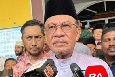 Anwar ketika ditemui di pekarangan Masjid Sembilang di sini pada Jumaat.