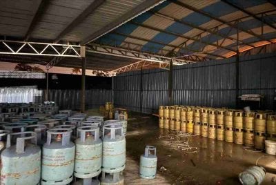 Sebanyak 1,080 LPG dirampas dalam serbuan di sebuah kawasan perindustrian kecil di Port Dickson. Foto ihsan KPDN