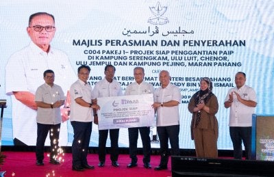 Menteri Besar Pahang, Datuk Seri Wan Rosdy Wan Ismail (empat, kiri) ketika menyempurnakan Majlis Perasmian dan Penyerahan Projek Penggantian Paip Maran, di Loji Rawatan Air Chenor, Pahang