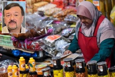 Amir Hamzah (gambar kecil) berkata, PMKS merupakan tulang belakang ekonomi negara dan akan menjadi antara keutamaan dalam ketetapan belanjawan kali ini. Foto fail Bernama 
