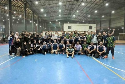 Petugas media CiJA bergambar bersama anggota dan pegawai USKPN sempena perlawanan persahabatan futsal dan bola jaring di Setapak, Kuala Lumpur pada Khamis