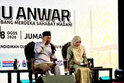 Anwar dan Fadhlina dalam Sesi Temu Anwar Sempena Ambang Merdeka Sahabat Madani di IPG Kampus Tuanku Bainun pada Jumaat.