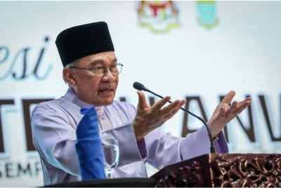 Anwar menyampaikan ucapan pada Program Sesi Temu Anwar Sempena Ambang Merdeka Sahabat Madani di Institut Pendidikan Guru Kampus Tuanku Bainun pada Jumaat. Foto: Bernama 