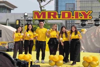 Alex (tiga dari kiri) semasa Majlis Pelancaran Bersama Satu Bazaar 2026 oleh MR D.I.Y. Group Berhad di Sunway Pyramid Open Car Park.