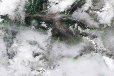 Imej satelit pada 26 Ogos 2026 yang dikeluarkan oleh Planet Labs pada 27 Ogos 2026 menunjukkan pemandangan dari udara Shyaphrubesi dan Sungai Bhote Koshi selepas dilanda banjir besar di daerah Rasuwa, Nepal pada 26 Ogos 2026. - AFP