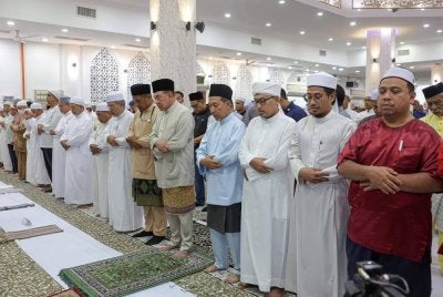MASJID bukan sekadar tempat untuk solat dan ibadah khusus semata-mata, bahkan peranannya jauh lebih besar dalam menyatukan masyarakat. Foto Bernama