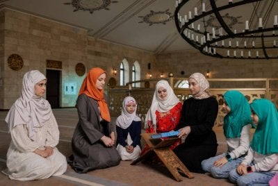 BACALAH al-Quran, hadirlah ke majlis ilmu atau bermunajatlah kepada ALLAH SWT untuk mendapatkan ketenangan hati. Foto Canva