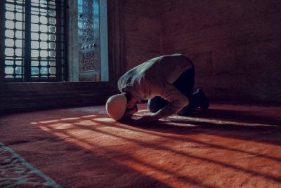 SOLAT Isyak juga afdal dilakukan pada waktu tengah malam. Foto Canva