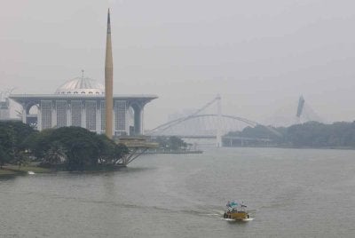 Pemandangan di sekitar Putrajaya kabur berikutan jarak penglihatan terjejas akibat jerebu. - Bernama