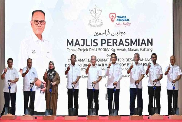 Wan Rosdy menyempurnakan gimik perasmian tapak projek PMU 500kV Kampung Awah di sini pada Jumaat.