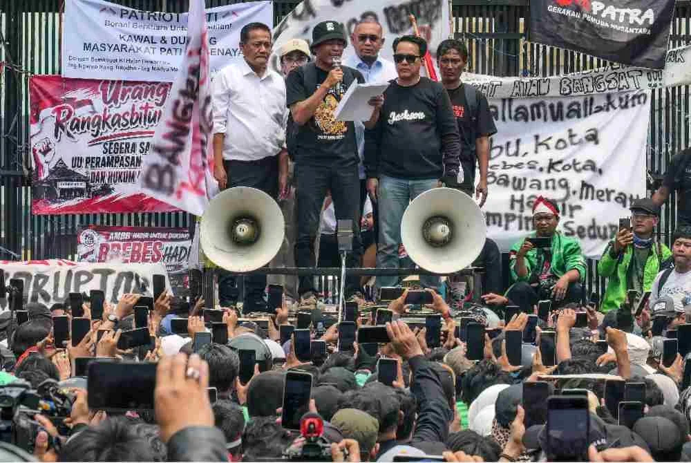 Penunjuk perasaan, Supriyono (tengah), yang juga dikenali sebagai Botok, menyampaikan ucapan ketika demonstrasi berlangsung. Foto: AFP