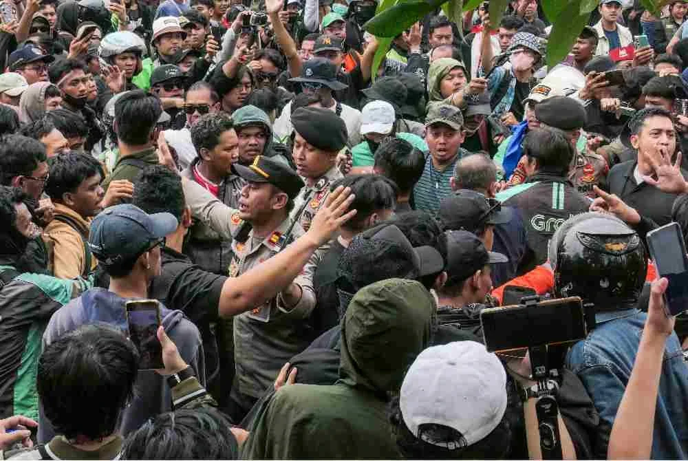 Anggota polis berhadapan penunjuk perasaan ketika demonstrasi antirasuah di luar Parlimen Jakarta. Foto: AFP