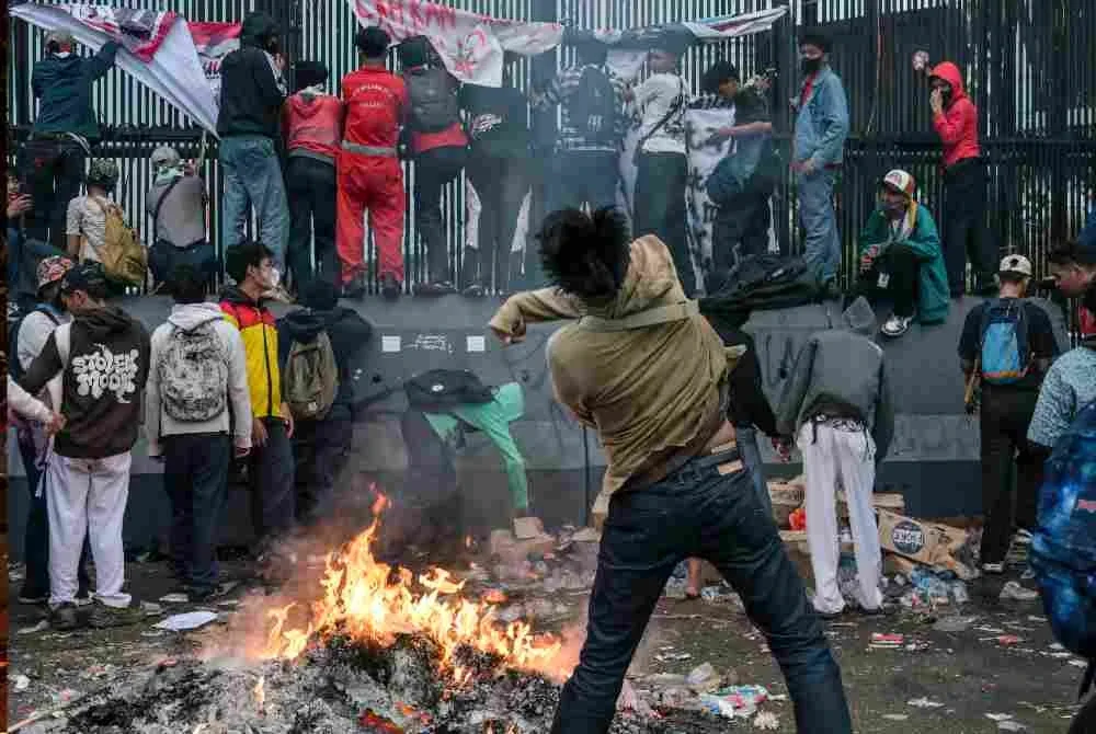 Seorang penunjuk perasaan bertindak agresif dengan membaling objek ke dalam Parlimen. Foto: AFP