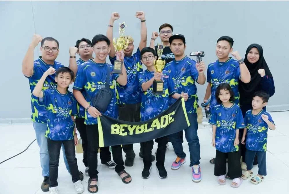 Nur Fadly Hadi dan pasukannya ketika menyertai Southern Thailand Championship Malaysia & Thailand di Hat Yai, Jun lalu.