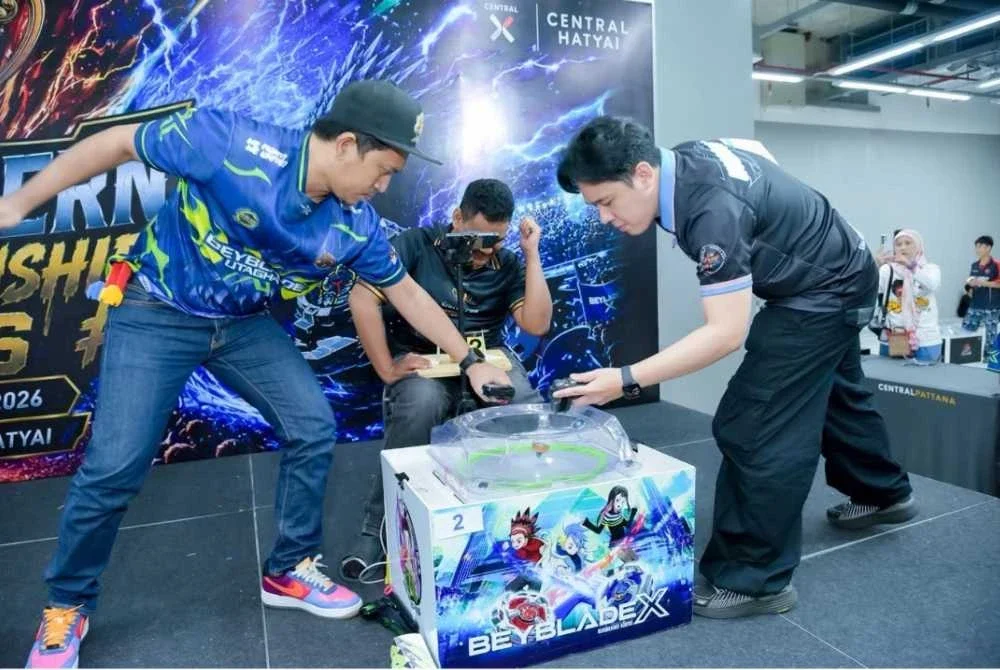 Nur Fadly Hadi (kiri) ketika menyertai pertandingan beyblade baru-baru ini.