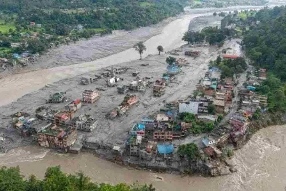 Pemandangan udara menunjukkan rumah-rumah ditenggelami lumpur susulan banjir kilat di Devighat, Perbandaran Bidur, daerah Nuwakot, Nepal. Foto AFP