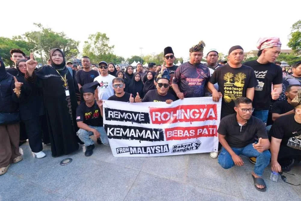 Sebahagian daripada 500 penduduk bersama wakil NGO dan parti politik memegang kain rentang serta sepanduk ketika menjayakan Himpunan Aman 'Kemaman Bebas PATI' di Dataran Astaka, Chukai pada Jumaat. Foto Dewan Pemuda Pas Kawasan Kemaman
