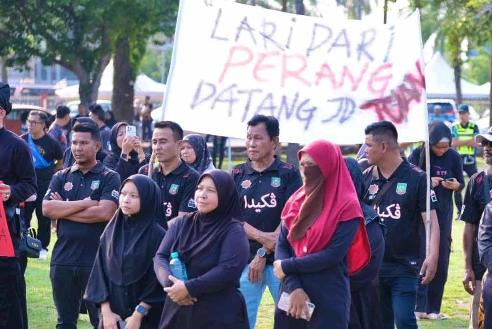 Antara peserta Himpunan Aman 'Kemaman Bebas PATI' di Dataran Astaka, Chukai pada Jumaat. Foto Dewan Pemuda Pas Kawasan Kemaman