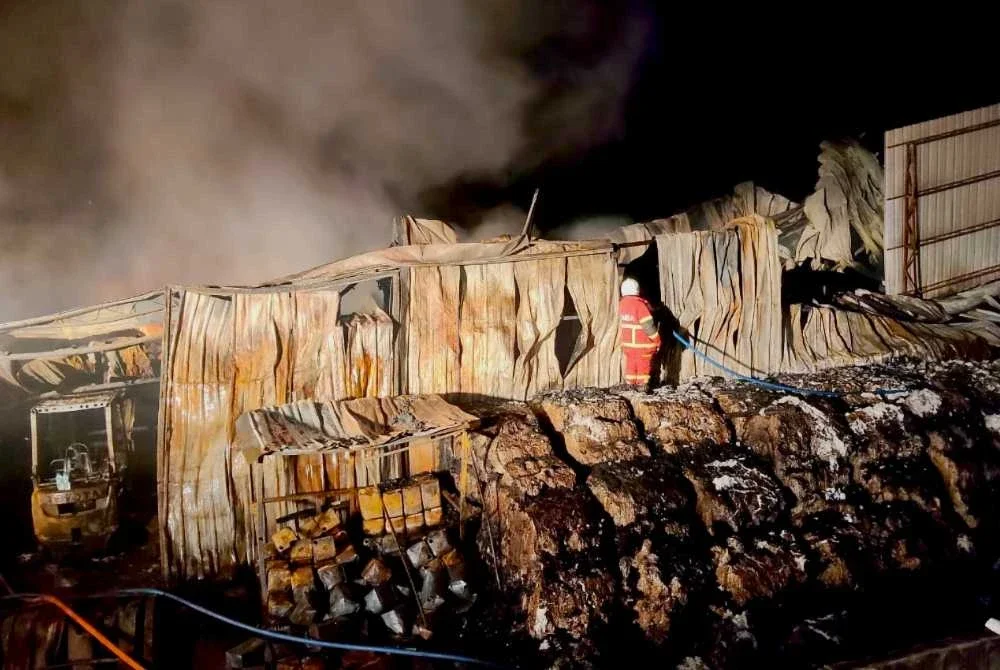 Kebakaran melibatkan sebuah kilang separa kekal. Foto Bomba Pulau Pinang