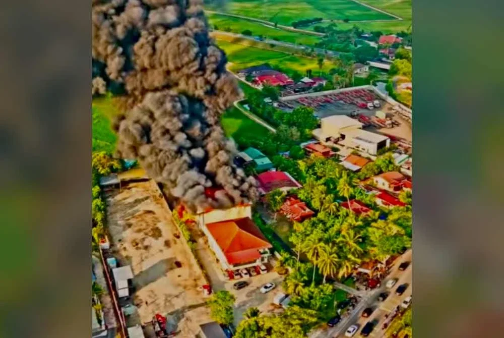 Kejadian berlaku pada petang Jumaat. Foto Bomba Pulau Pinang