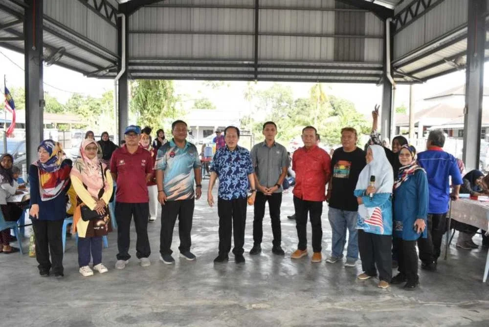 Ahmad (tengah) merasmikan Program Ambang Kemerdekaan Pontian Di Hatiku Zon Pontian Epada Sabtu.
