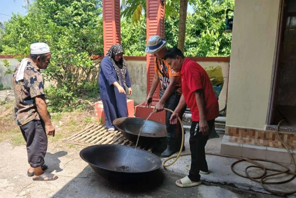 Tinggal beberapa jam sahaja lagi sebelum Malaysia #QuranHour peringkat negeri Kelantan berlangsung yang di Masjid Al-Munir, Mukim Badang, Jalan Pantai Cahaya Bulan di Kota Bharu mula sibuk dengan aktiviti rewang dan persiapan bagi memastikan kelancaran program berkenaan.