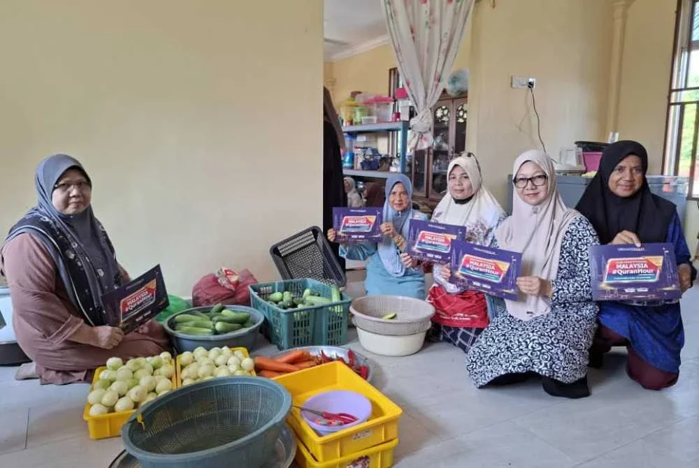 Antara golongan wanita yang terlibat membantu membuat persiapan Malaysia #QuranHour peringkat negeri Kelantan di Masjid Al-Munir, Mukim Badang, Jalan Pantai Cahaya Bulan di Kota Bharu.