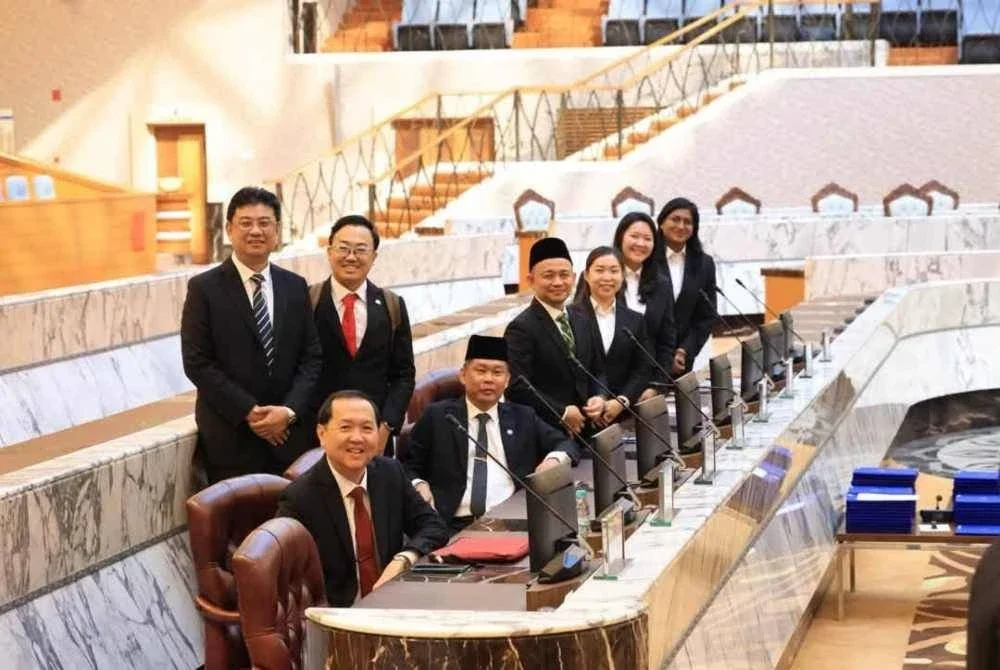 Andrew (berdiri di kiri) bersama pasukan pengimbang Johor. FOTO: Facebook Andrew Chen Kah Eng
