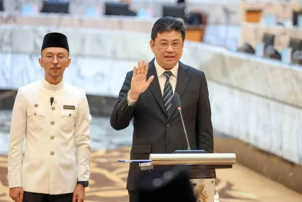 Andrew mengangkat sumpah sebagai ADUN Stulang di DUN Johor pada Khamis. FOTO: Facebook Andrew Chen Kah Eng