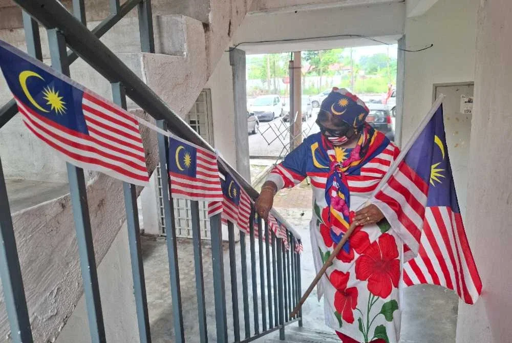 Tangga menuju ke rumah Ratha di tingkat 2, PPR Taman Harmoni, Buntong turut dihiasi kibaran Jalur Gemilang sebagai lambang cinta terhadap negara.