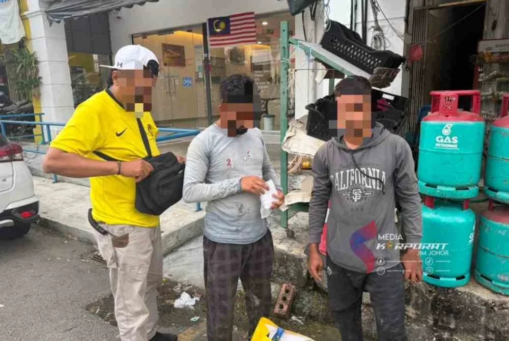 Dokumen perjalanan warga asing diperiksa bagi mengesahkan keberadaan mereka di Malaysia