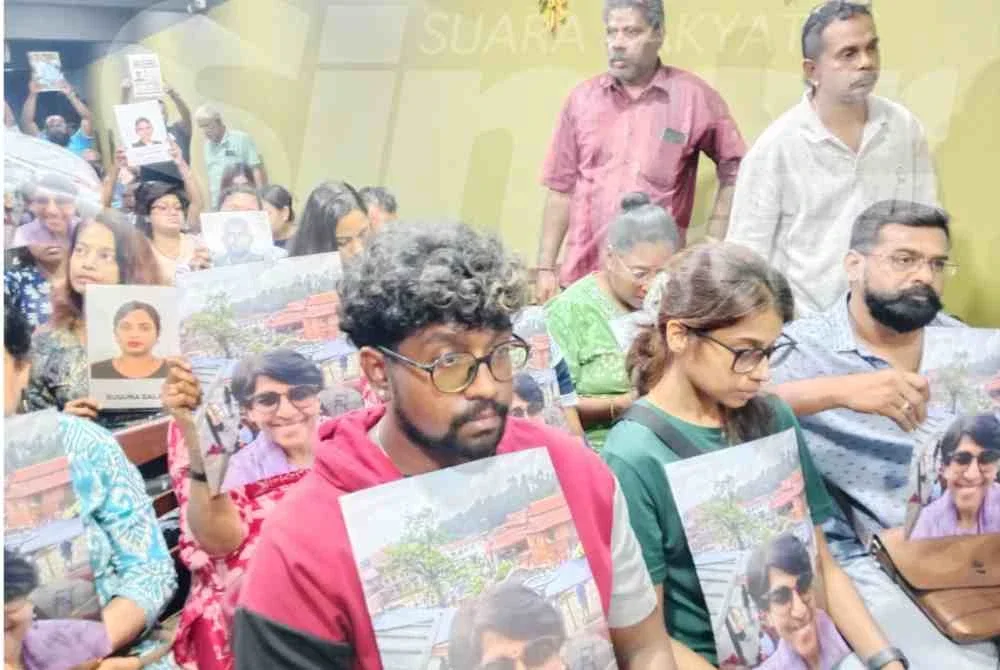 Mereka turut membawa foto ahli keluarga yang masih terputus hubungan dalam tragedi banjir di Nepal ketika ke sidang akhbar Malaysia Solidarity: Families in Hope (MASFIH) pada Sabtu.