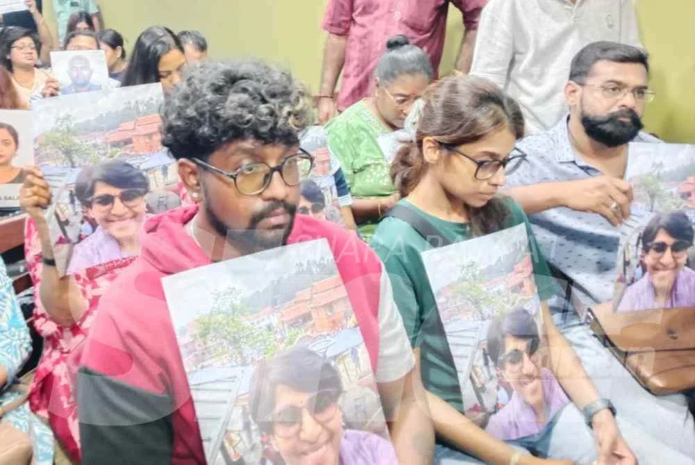 Sebahagian daripada ahli keluarga mangsa yang gagal dihubungi susulan tragedi banjir Nepal membawa poster ahli masing-masing.