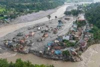 Pemandangan udara menunjukkan rumah-rumah ditenggelami lumpur susulan banjir kilat di Devighat, Perbandaran Bidur, daerah Nuwakot, Nepal. Foto AFP
