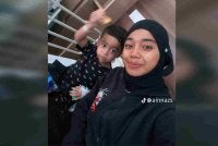 Ain memilih untuk terus mengorak melangkah dan kuat demi anaknya. Foto: TikTok ainnazs