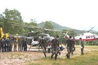 Anggota Tentera Nepal membawa turun mayat mangsa daripada sebuah helikopter ketika operasi menyelamat selepas banjir kilat di kem Trishuli, daerah Nuwakot, Nepal pada 28 Ogos 2026. Foto AFP