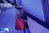 Rakaman CCTV dipercayai suspek membawa bayi berkenaan dalam 'ecobag'. Foto Saksi