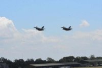 Dua pesawat tempur F-16 diterbangkan dari Lanud Iswahjudi Madiun beberapa waktu lalu. Foto: Puspen TNI