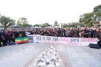 Peserta himpunan mengibarkan sepanduk dan kain rentang bagi mendesak tindakan tegas terhadap penempatan PATI dan warga Rohingya menerusi penyerahan memorandum pada Himpunan Aman 'Kemaman Bebas PATI' di Dataran Astaka, Chukai pada Jumaat. Foto Dewan Pemuda Pas Kawasan Kemaman