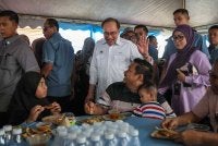 Anwar beramah mesra dengan orang ramai pada Majlis Peluncuran SUB Madani Permatang Pauh di Yayasan Aman pada Sabtu. FOTO: Bernama
