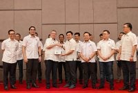 Antara Ketua Bahagian Penaja Wawasan Johor yang menerima watikah pelantikan.