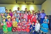 Azmir (belakang, kiri) bersama pelajar sekolah mengenakan pakaian tradisional sempena Pelancaran Video Muzik Kita Warga Malaysia di Bukit Jalil.