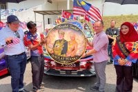 Maszlee (dua dari kanan) merasmikan Karnival Merdeka di Stadium Olahraga Mount Austin, Johor Bahru.