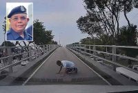 Rakaman mendapati lelaki warga asing didapati pura-pura jatuh di tengah jalan di Jejambat Batu Lanchang. Gambar kecil: Abdul Rozak